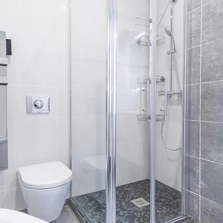 Close Croisette-modern-a/c-congress-beaches *