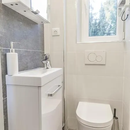 Close Croisette-modern-a/c-congress-beaches *