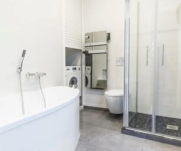 Close Croisette-modern-a/c-congress-beaches * Cannes