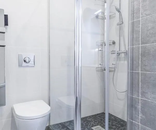Close Croisette-modern-a/c-congress-beaches *