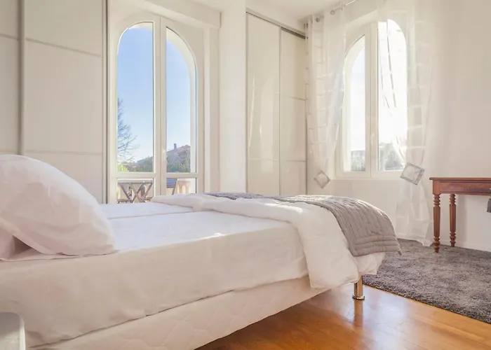 Close Croisette-modern-a/c-congress-beaches Cannes