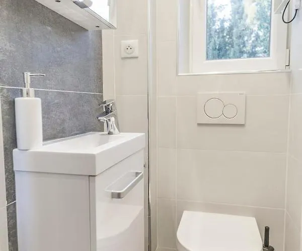 Close Croisette-modern-a/c-congress-beaches *