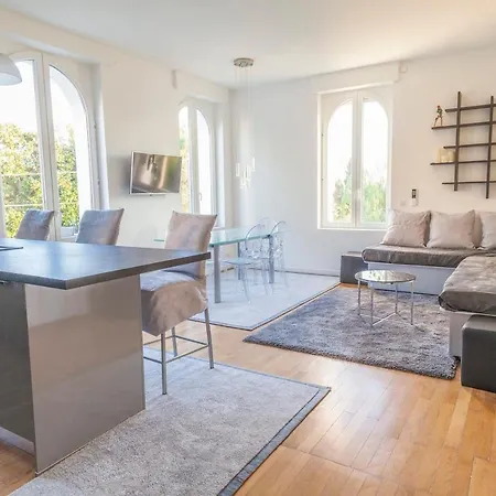 Close Croisette-modern-a/c-congress-beaches