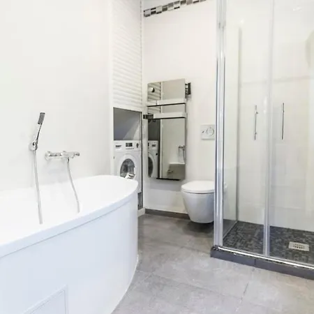 Close Croisette-modern-a/c-congress-beaches * Cannes