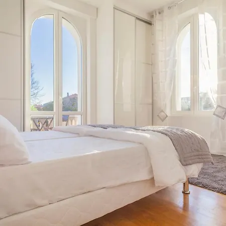 Close Croisette-modern-a/c-congress-beaches Cannes